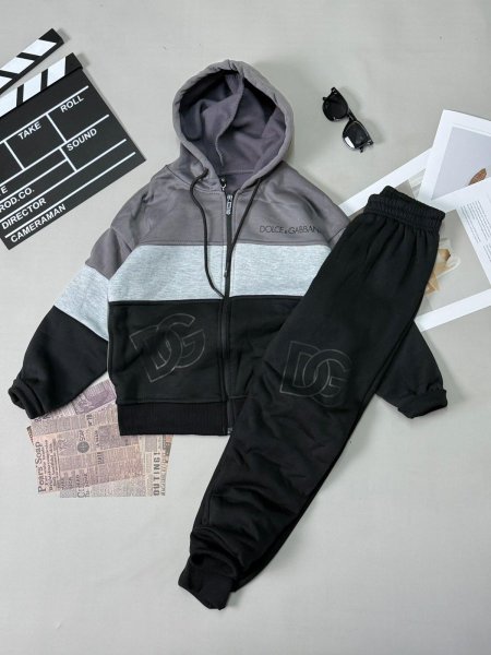 رمادي واسود