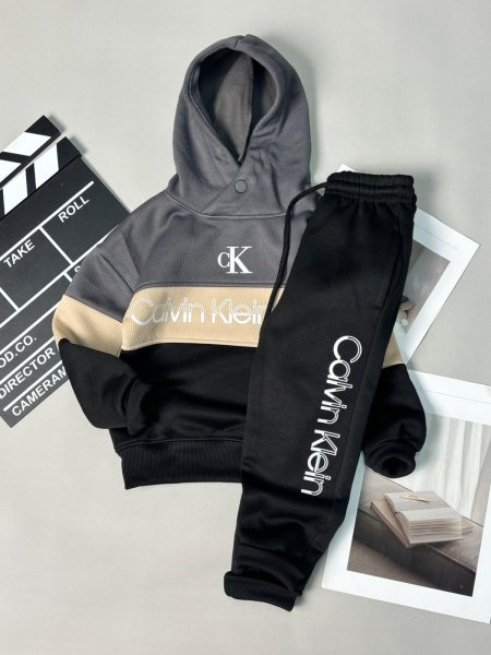 سكني مع اسود